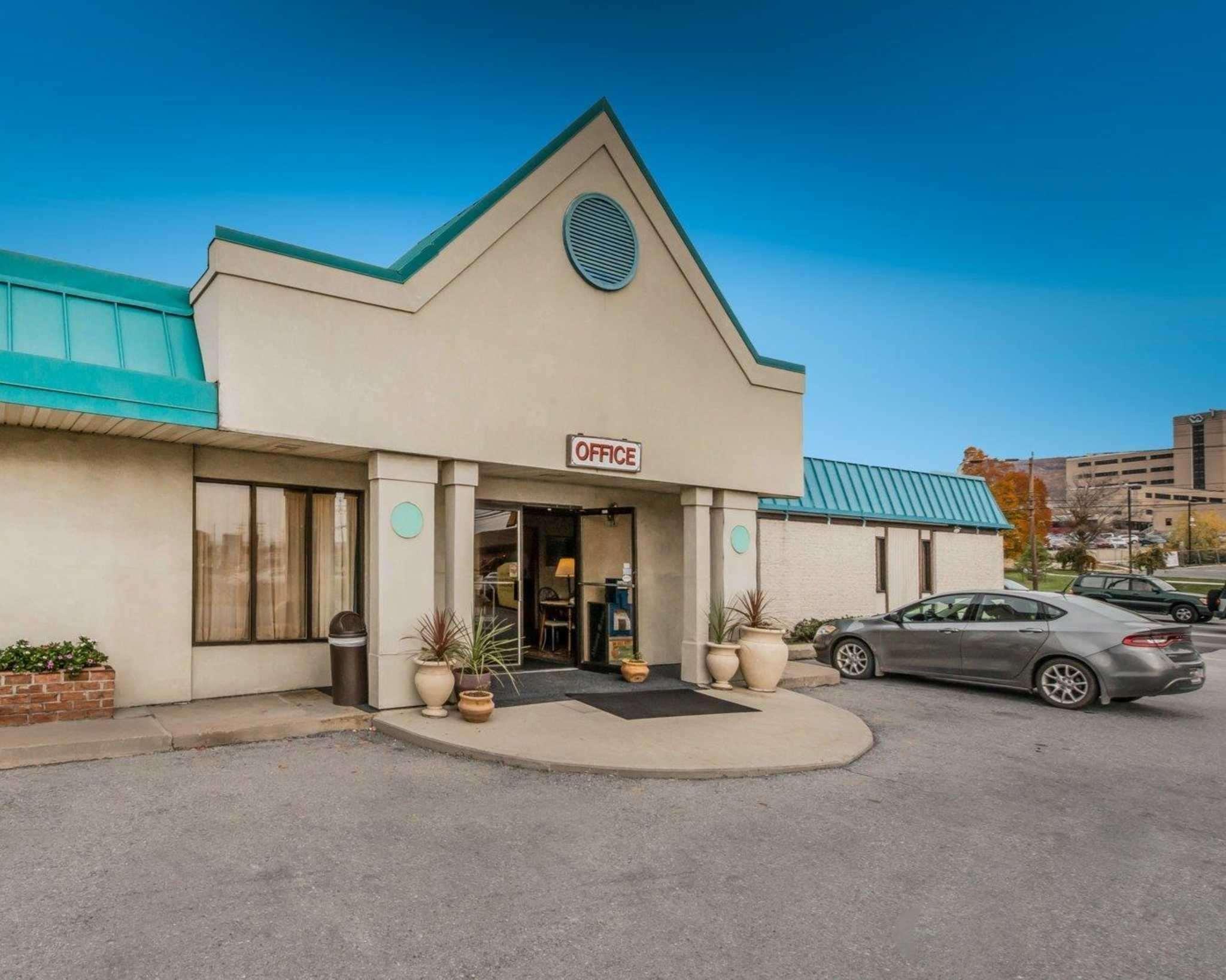 Econo Lodge Altoona I-99 Екстериор снимка